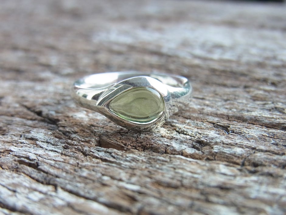 Handgeschmiedeter schlichter Ring aus Silber mit hellgrünem Peridot Cabochon