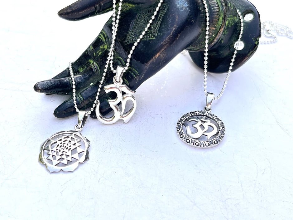 Yoga Schmuck aus Silber – handgefertigter spiritueller Schmuck von SUMAJU.