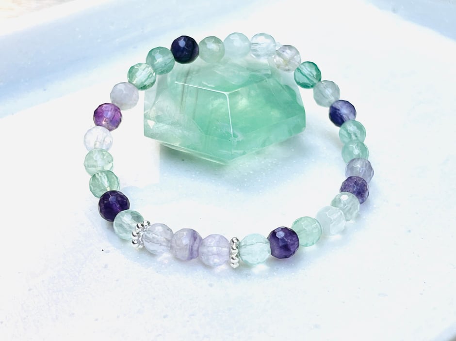 Fluorit Armband mit geschliffenen transparenten Edelstein in grün, lavendel und violett