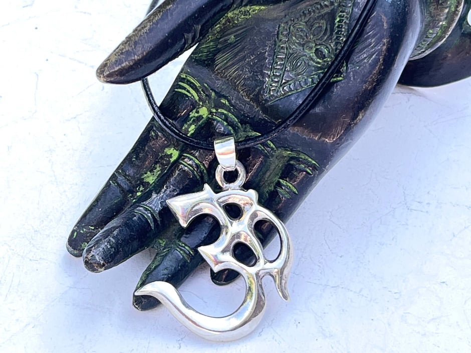Lederband mit OM Anhänger in Silber