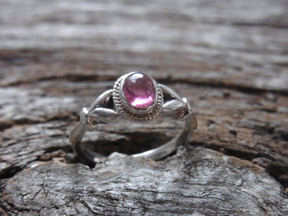 filigraner Damen Ring aus Silber mit rosa Turmalin Cabochon in 925 Silber gefasst - Handarbeit aus Nepal
