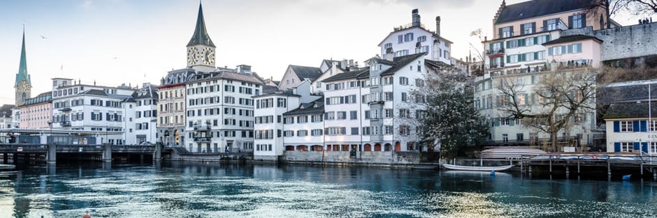 Der Fluss Limmat in Zürich mit Blick auf die Schipfe, St. Peter Kirche und Fraumünster Kirche im Hintergrund