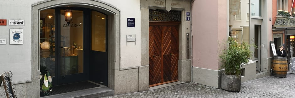 Der schöne, historische Eingang zur Münstergasse 11 liegt direkt neben dem legendären Restaurant Bodega Española