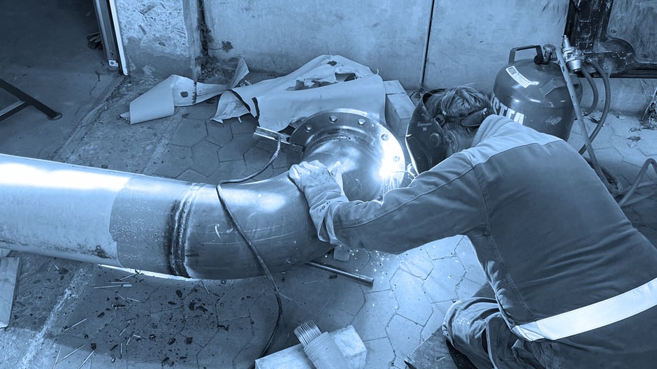Schweißarbeiten bei der Herstellung neuer Rohrleitungen