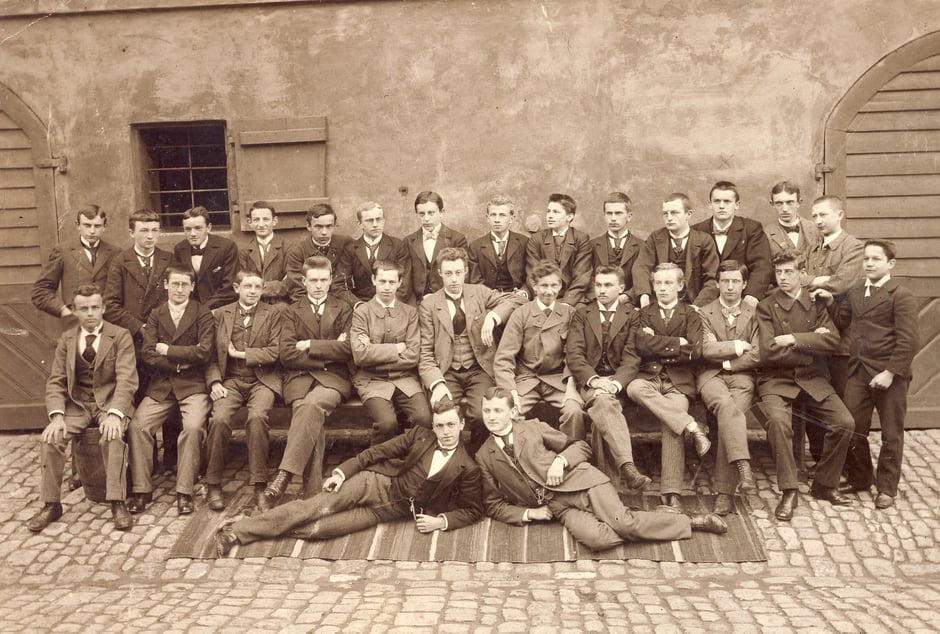 ca 1900 Gymnasium (Oskar dritter hinten von rechts)