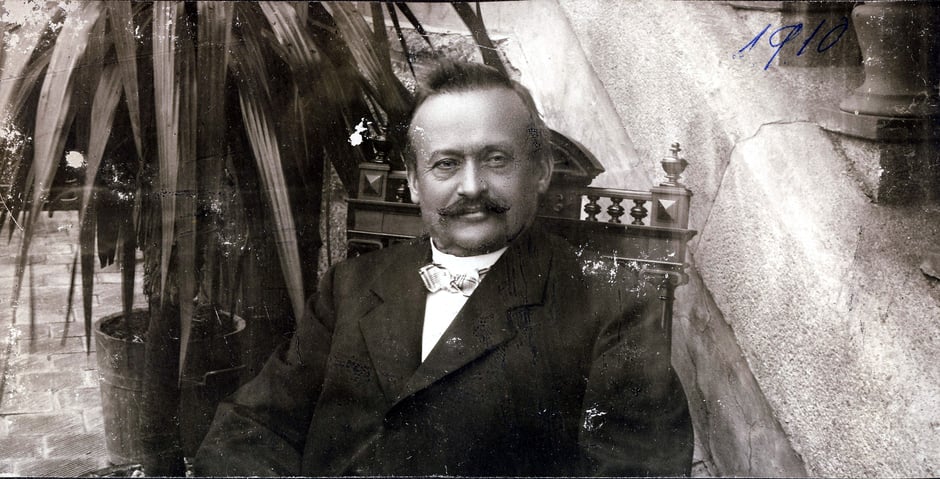 1910 Georg I am Eingang der Sommervilla