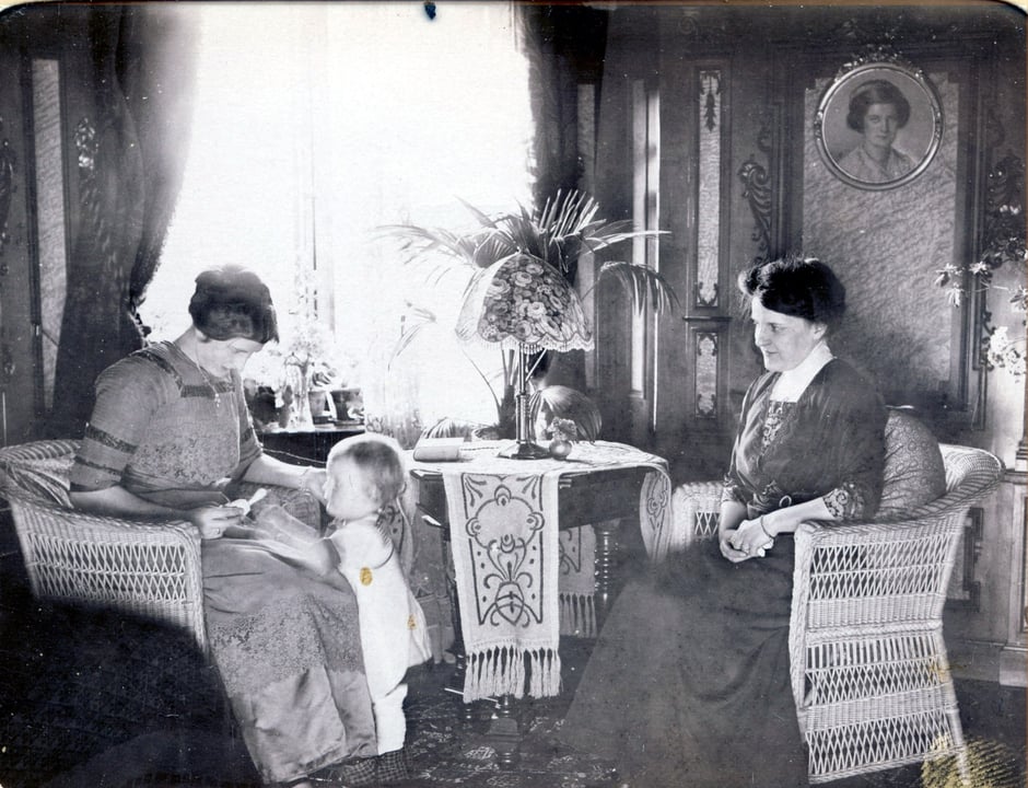 1913 Else und Frau Köhler "im Erkerzimmer"
