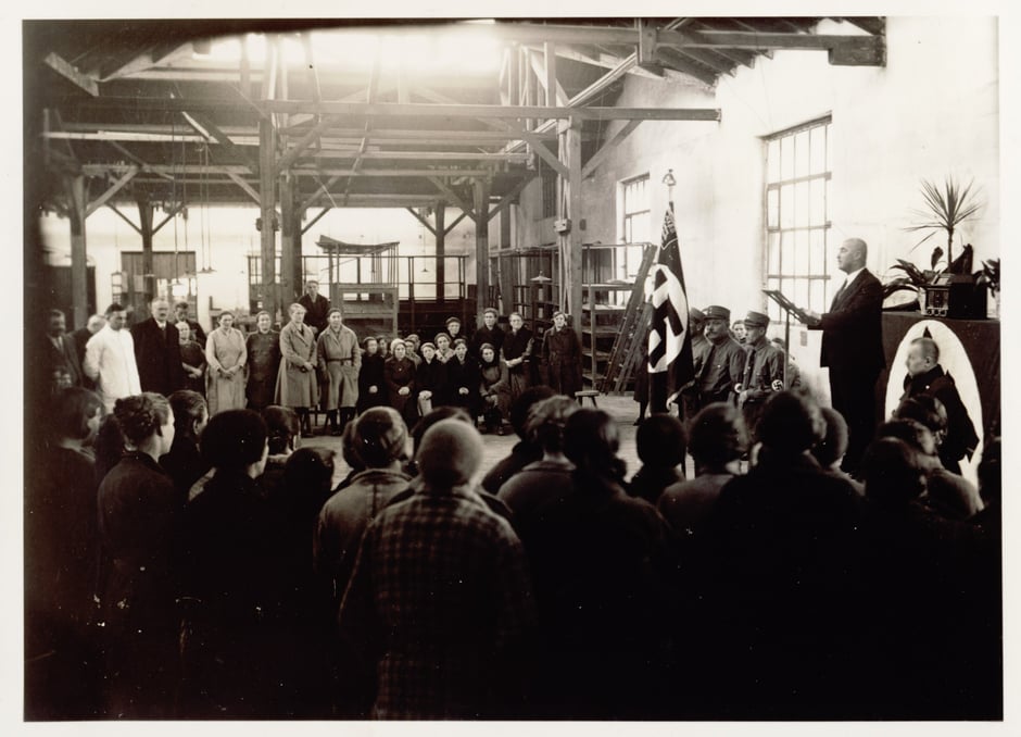 21.3.1934 Eröffnung der “Arbeitsschlacht”. Betriebsversammlung im oberen Emaillierwerk. [11 Fotoalbum]