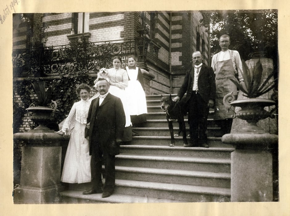 1904 Sommervilla Erny, Georg mit "Köchin Babette, Kutscher Ludwig und Gärtner Gustl"