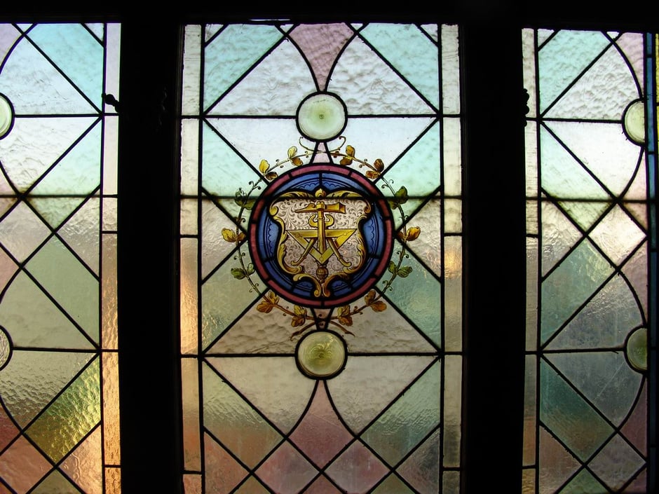 2004 Fenster mit Zunftsymbol der Spengler