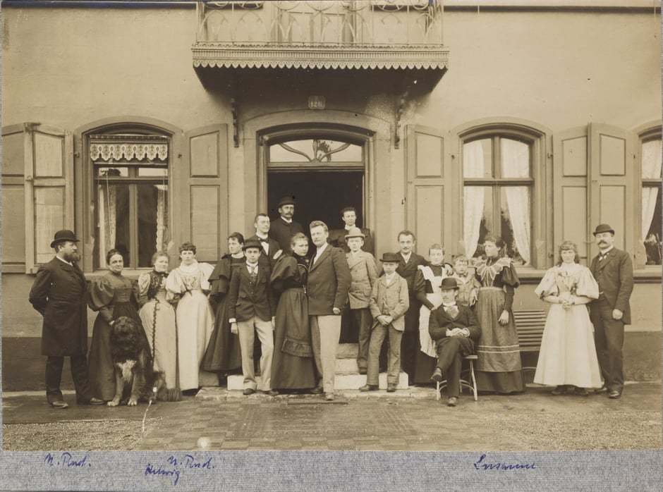 Familien Rudoph und Baumann ca 1900 vor dem Eingang