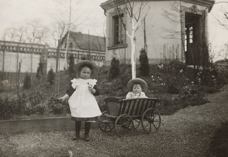 Else und Brunhilde im Garten mit "Pfarrhäusel" (so ist es im Fotoalbum beschriftet) um 1900.