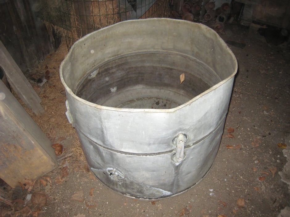 Kriegsfertigung: Gehäuse aus Aluminium-Blech, nach dem krieg als Wasserbottich genutzt.[11]