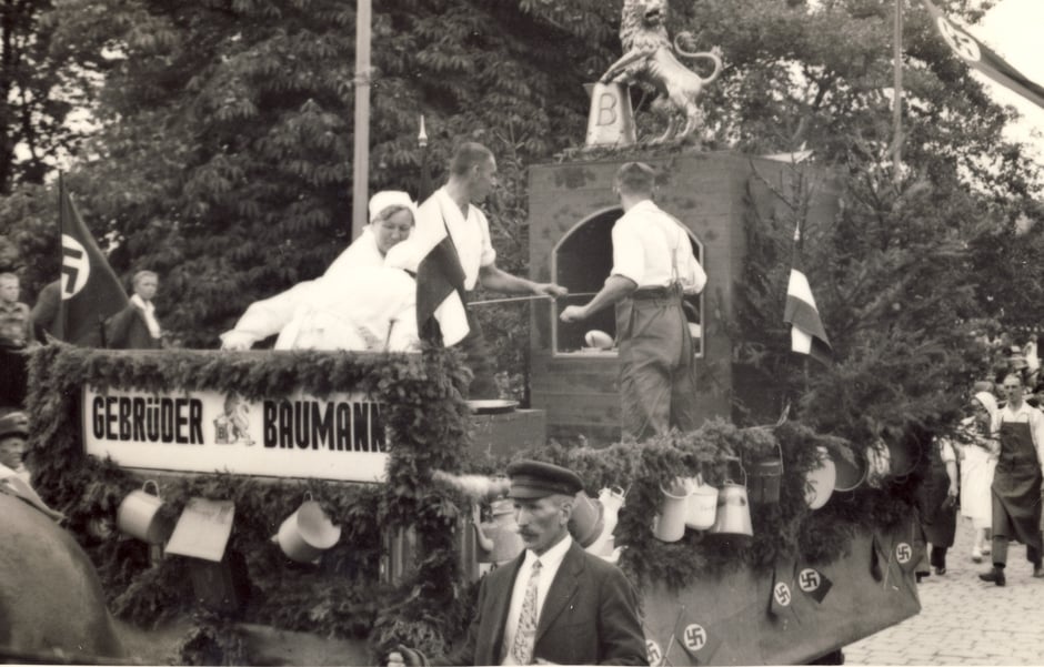 Beschriftung im Fotoalbum "Umzug 1.Oktober" [11]; etwa 1935 - Der Anlaß des Umzugs ist nicht bekannt, vermutlich Fasching.