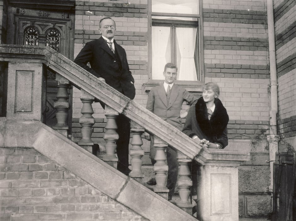 1930 Haupteingang (von li. Oskar, Werner, Elisabeth)