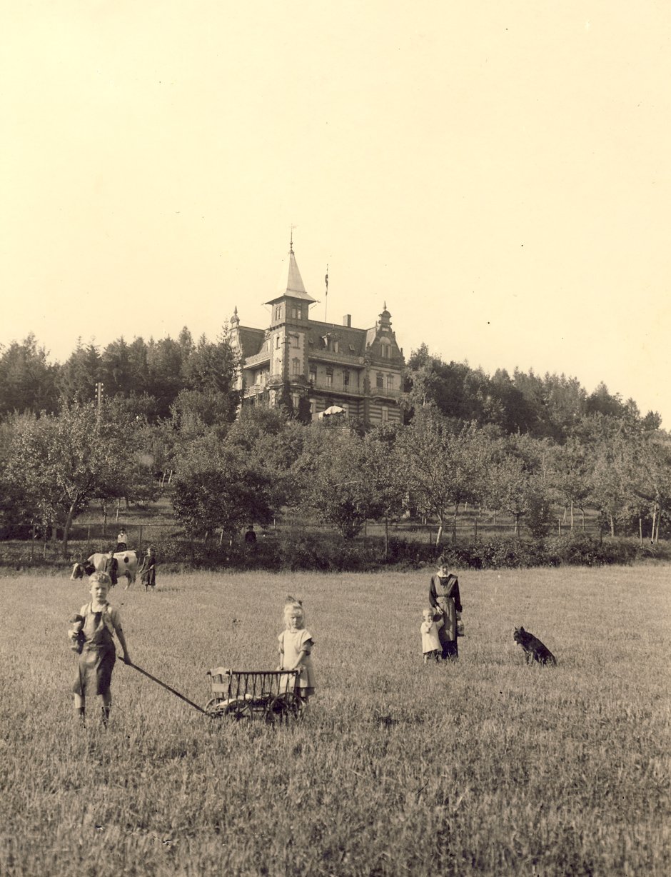1917 vorn Werner und Elisabeth dahinter Mia Koye) und Tante Rena (Renate Koye)