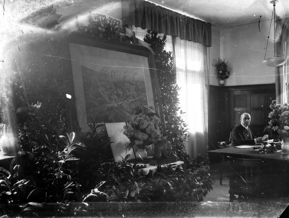 Hauptbüro Tisch mit Blumen zur 50 Jahr Feier, Im Hintergrund Georg II Baumann