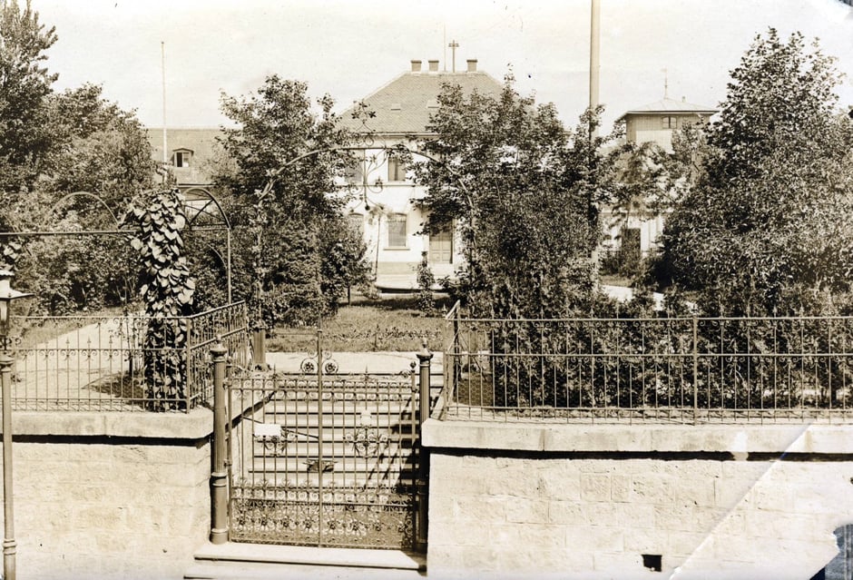 Das Haus im Winter und Sommer ca. 1910 - fotografiert von der Jahnstrasse [privat: einzelne Blätter im roten Fotobuch]
