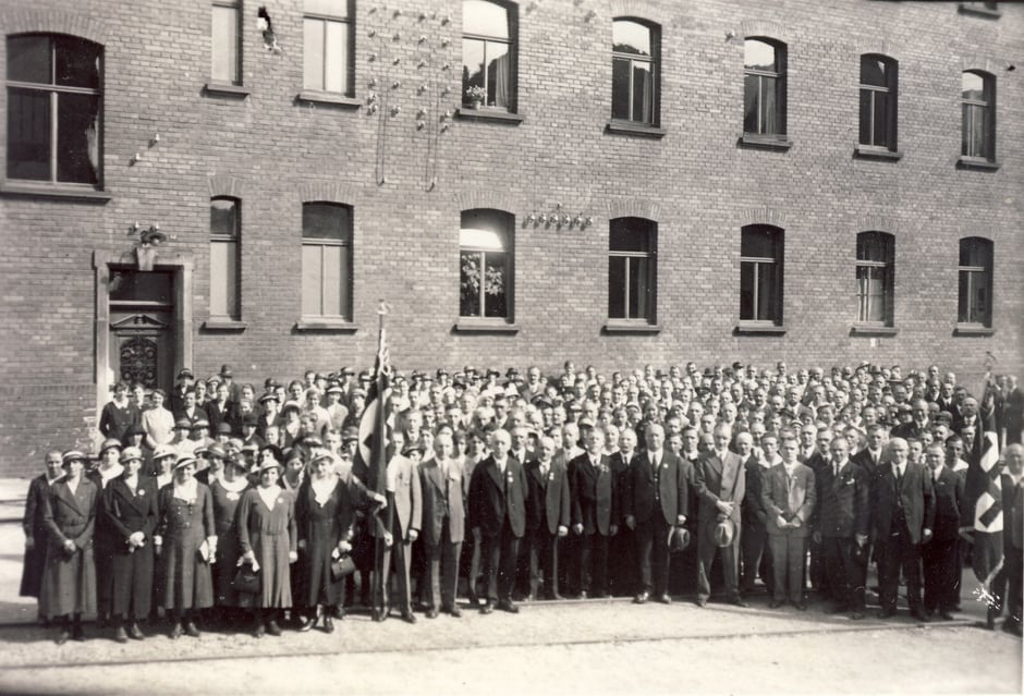 ca1934 Anlaß nicht bekannt [11]. Man kann Herrn Lippold (weisse Haare), Georg (hält Hut mit einer Hand) und Hans (hält Hut mit beiden Händen) erkennen.
