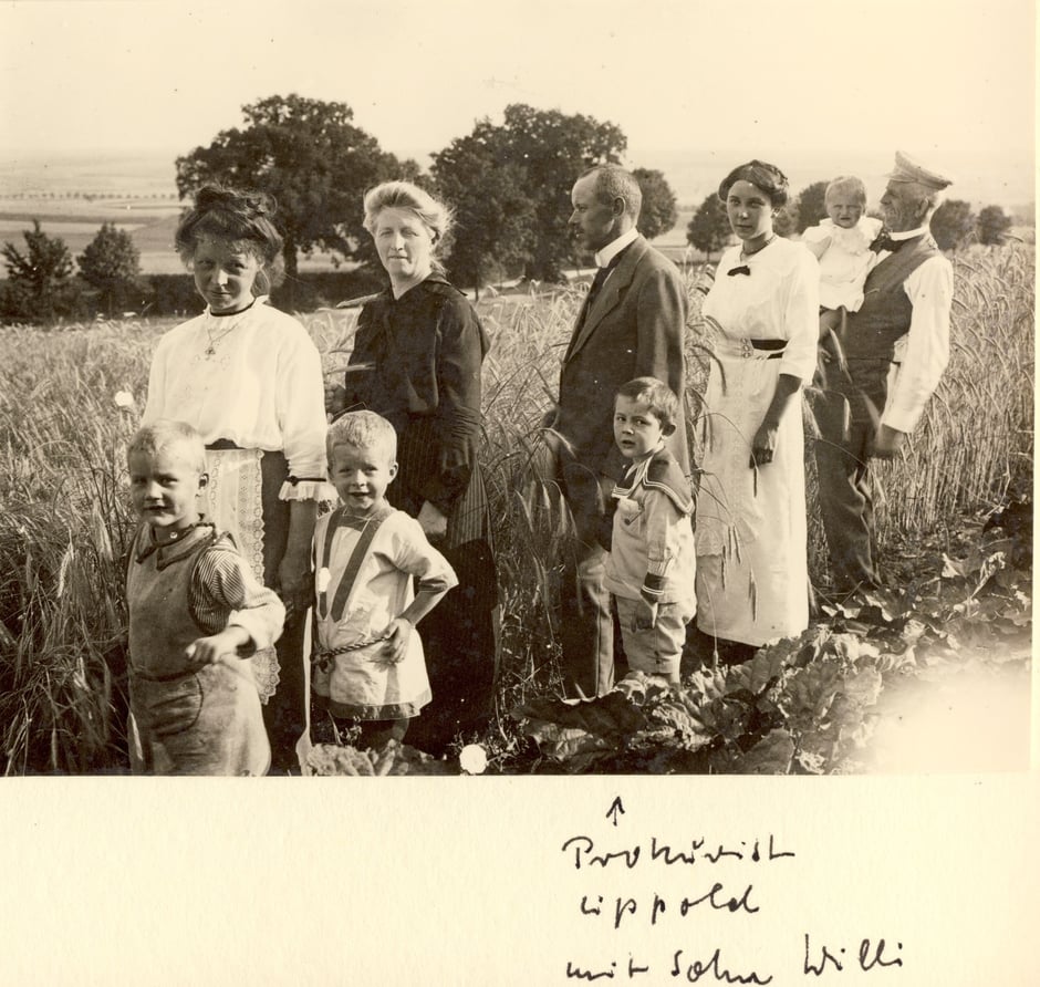 ca 1917 Beschriftung Werner Baumann - von links: ?, Erna Bock, Werner, Maria Koye (Mutter von Elsa - Frau von Oskar), Prokurist Lippold mit Sohn Willi, ?, Elisabeth, Otto Koye (Vater von Elsa)