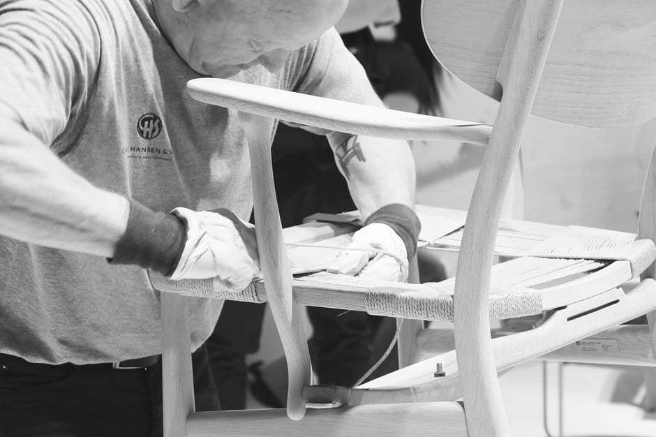 Yチェアを編むクラフトマンの画像