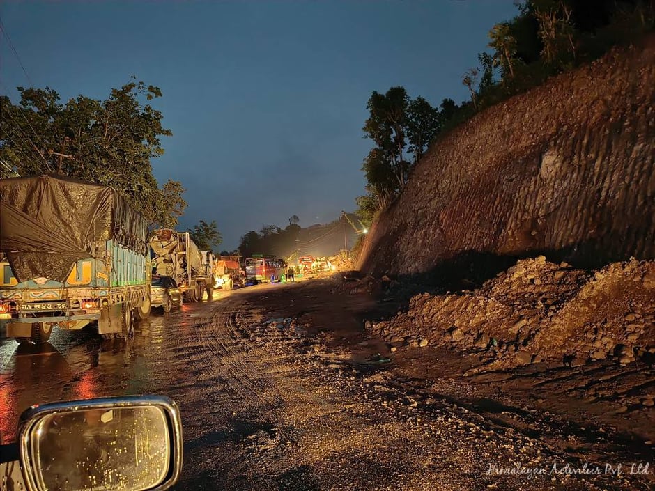 ムグリン～ドゥムレ間拡幅工事中の道