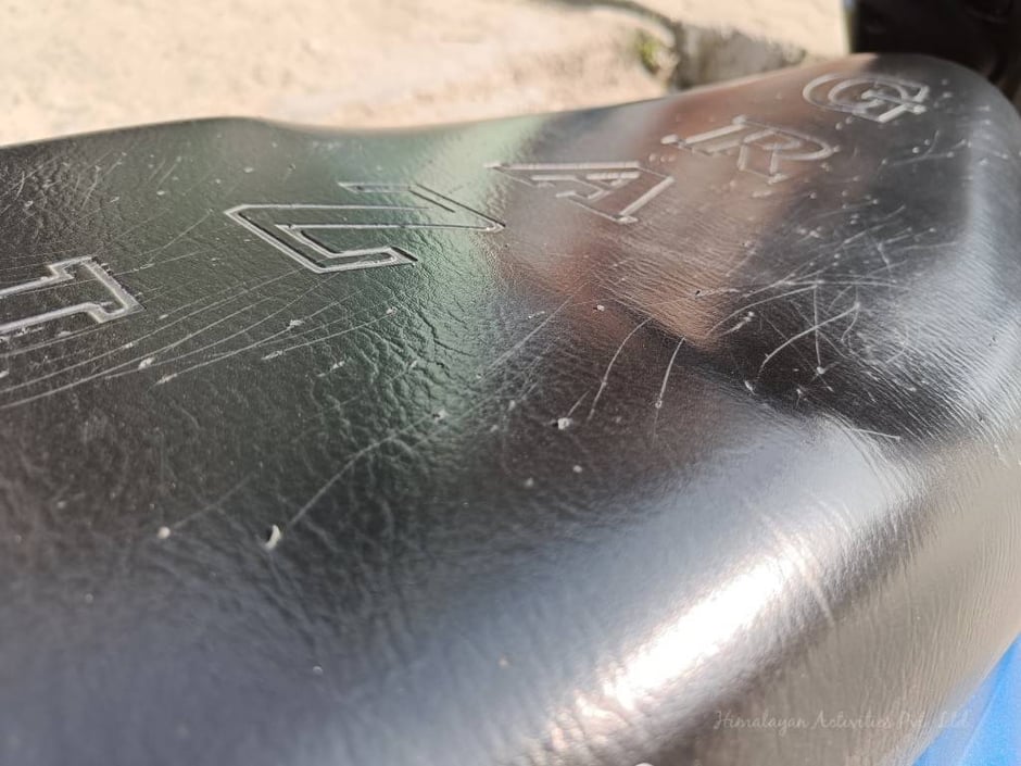 野良猫の爪とぎ跡が残るスクーターのシート