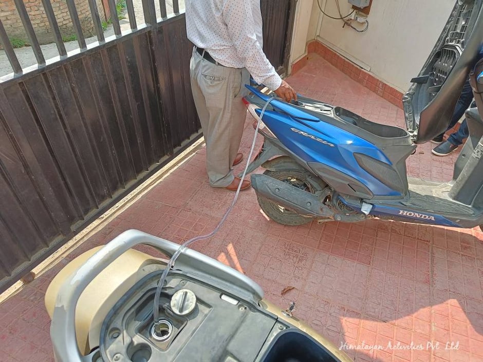 サイフォンの原理を利用したガソリンの移し方