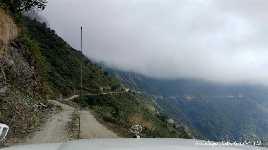 ネパールの山道を走るトヨタ・ランクル