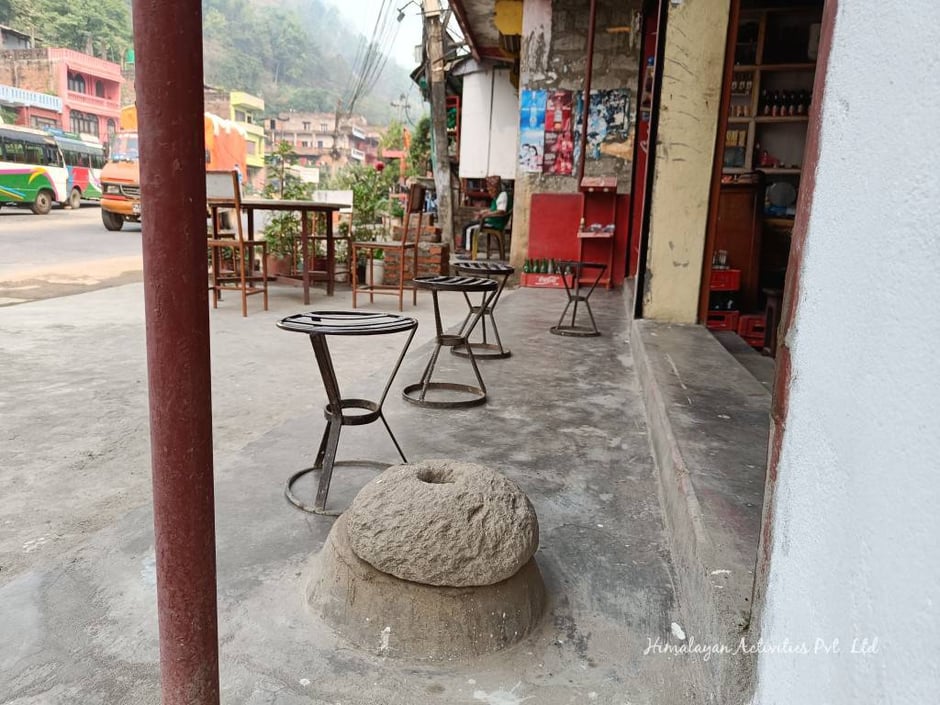 アブカイレニの茶屋前にあった、固定式の石臼