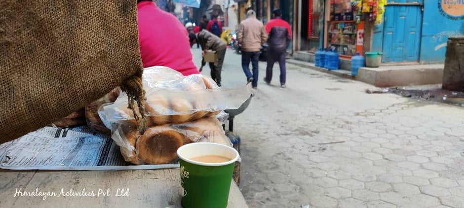 カトマンズの冬の朝、焚火にあたりながらチヤを一杯