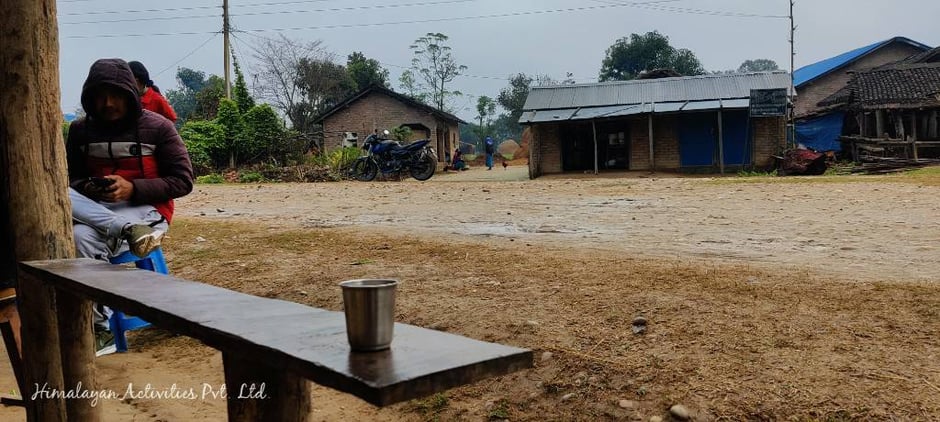 ネパール西部バルディア郡タルー族の村にて