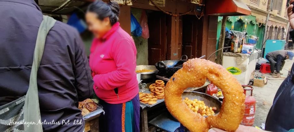 アサンのミタイ屋さんにて、揚げたてセルロティ