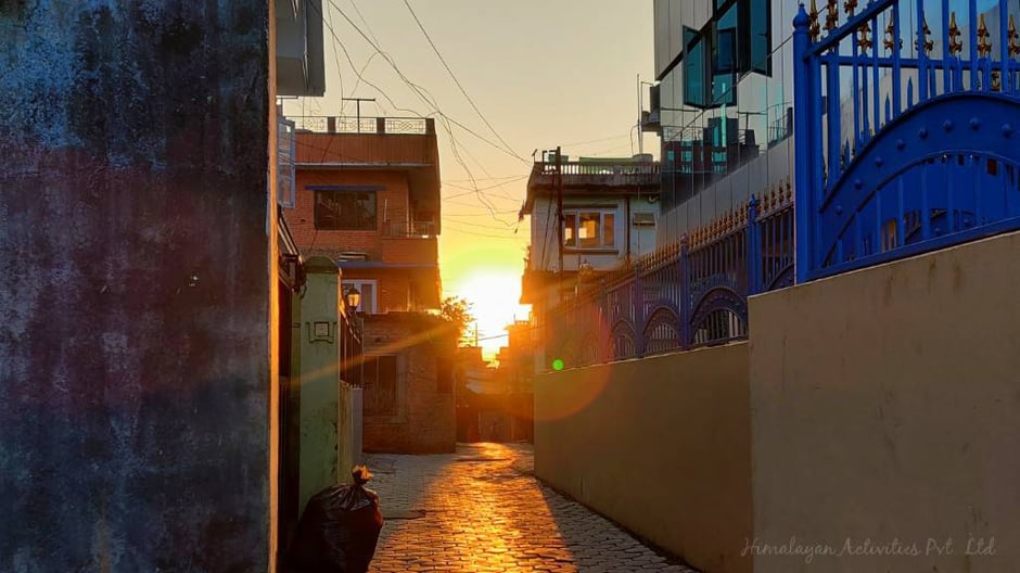 カトマンズの路地から見える朝日