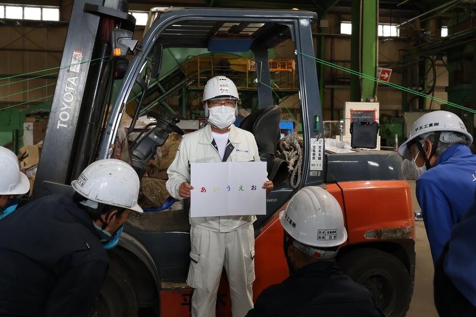 実験に参加する工場課の社員たち