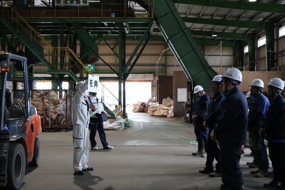 工場課の社員を前に話をする宮田講師