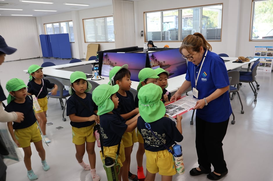 プレゼント贈呈の様子