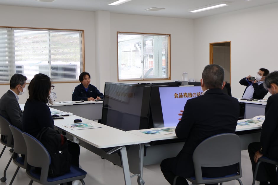 モニターを使って食品リサイクルの内容について説明いたしました