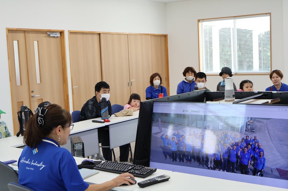 ホームページを使って会社の概要説明を行いました