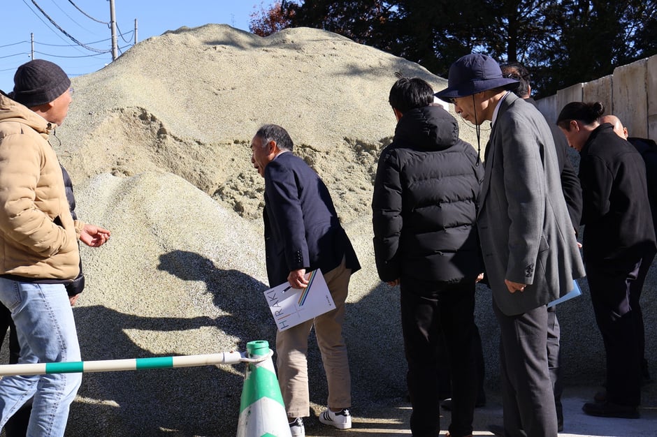 ガラス砂を見学する参加者。