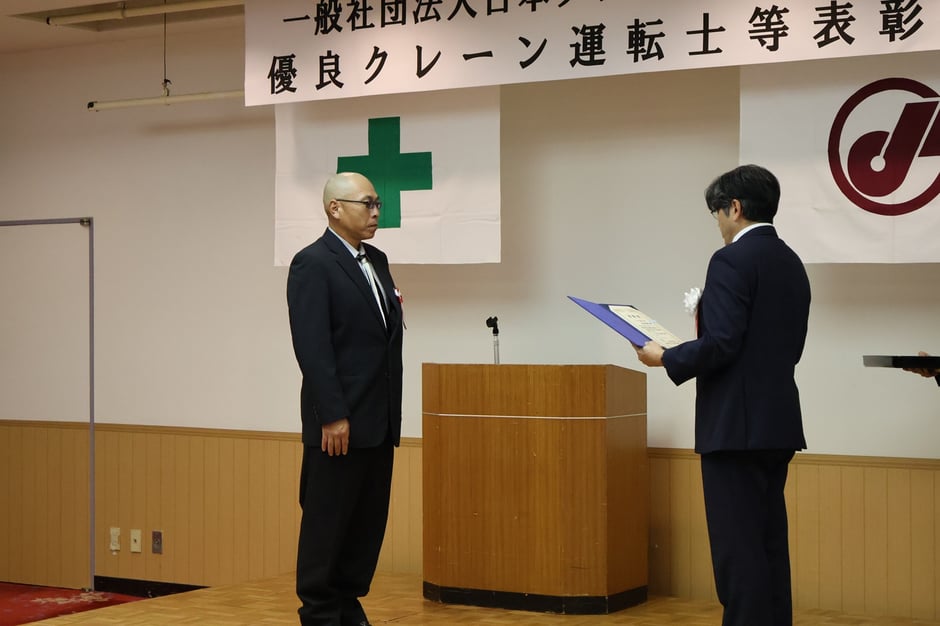 緊張した表情で賞状を受け取りました