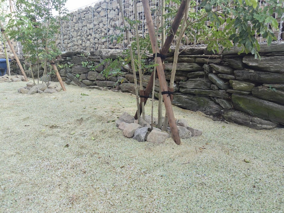 画像をよく見るといろんな色のガラスが混じり、光が当たるととてもきれいです