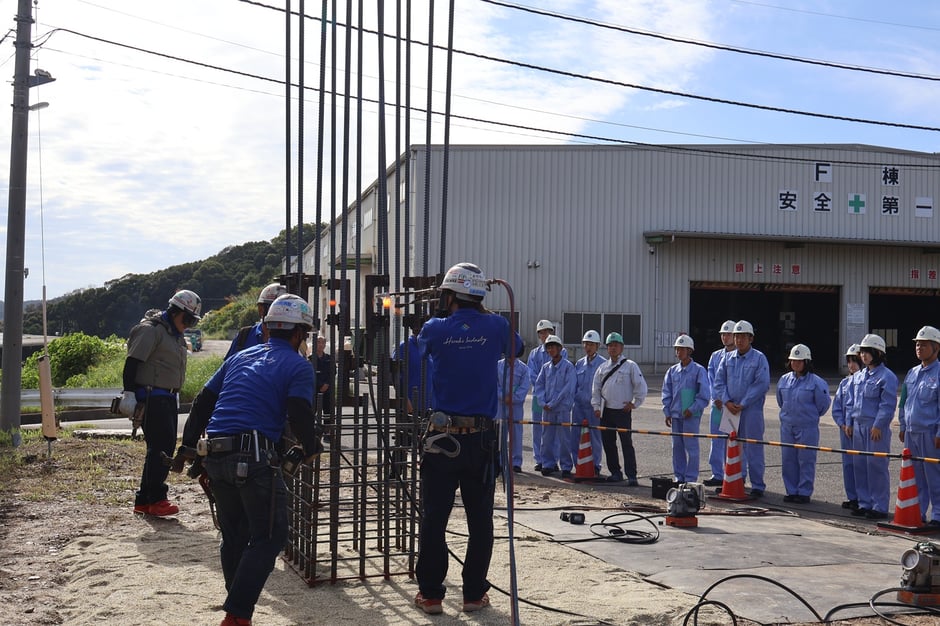 作業をも守る学生たち