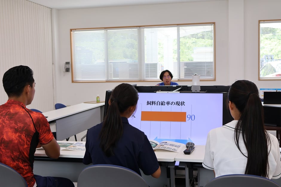 まずは本社の大会議室で液体飼料について説明しました