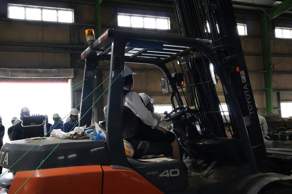 事務員も運転席へ乗りました