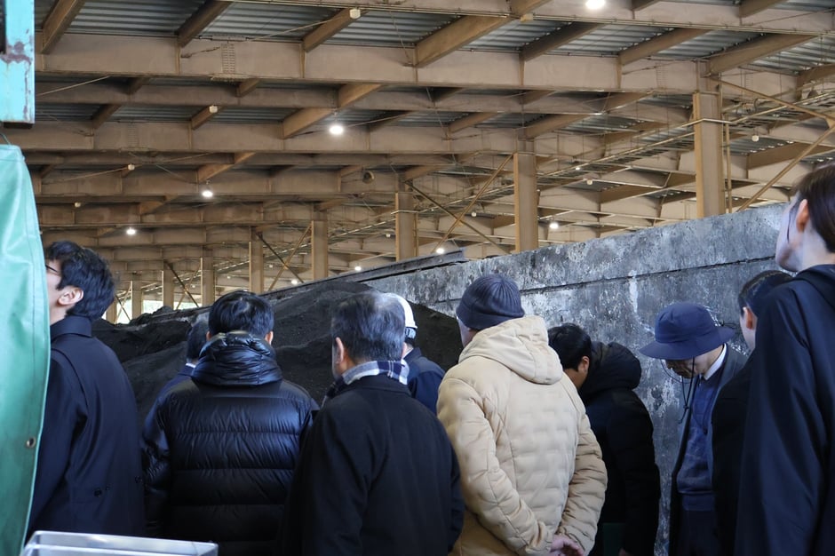 出来上がったコンポストのにおいなどを確認する参加者たち。