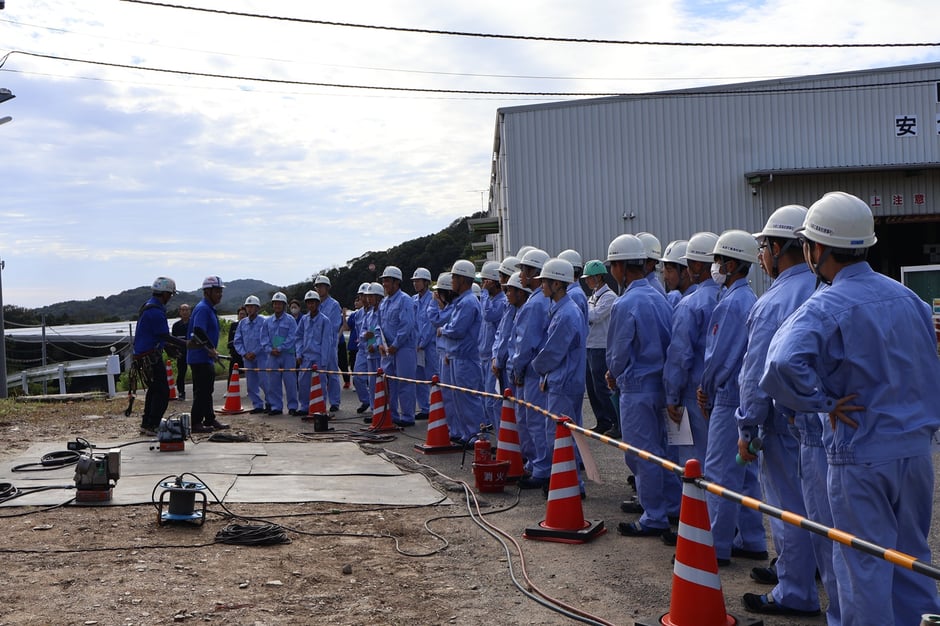 デモンストレーション用の場所へ移動した生徒たち