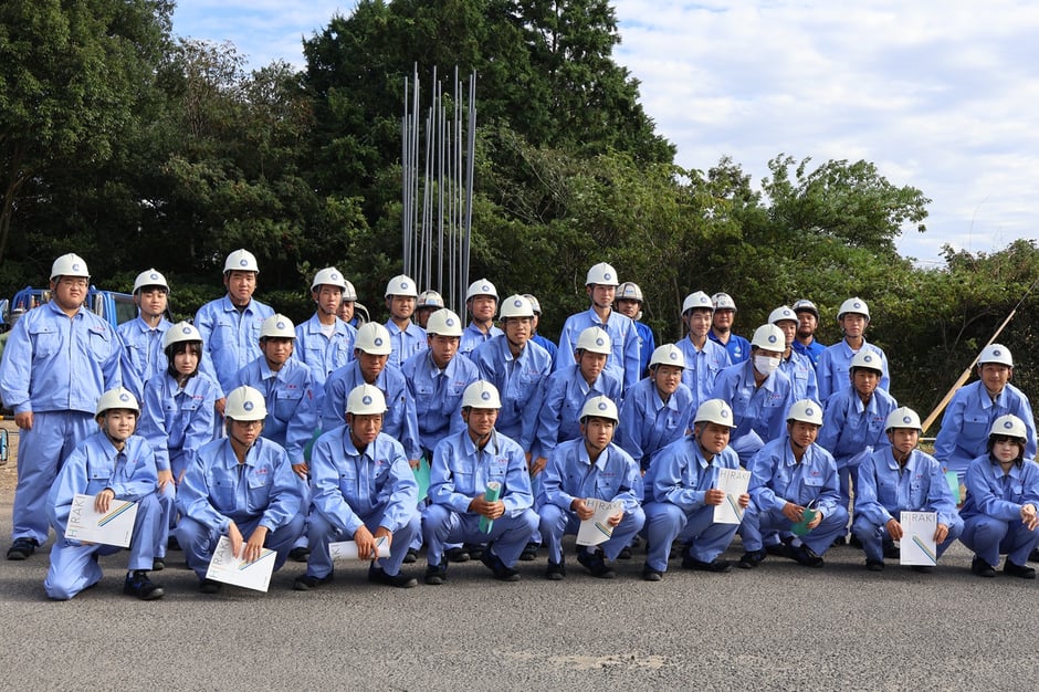 29名の建築課学生と職人で集合写真