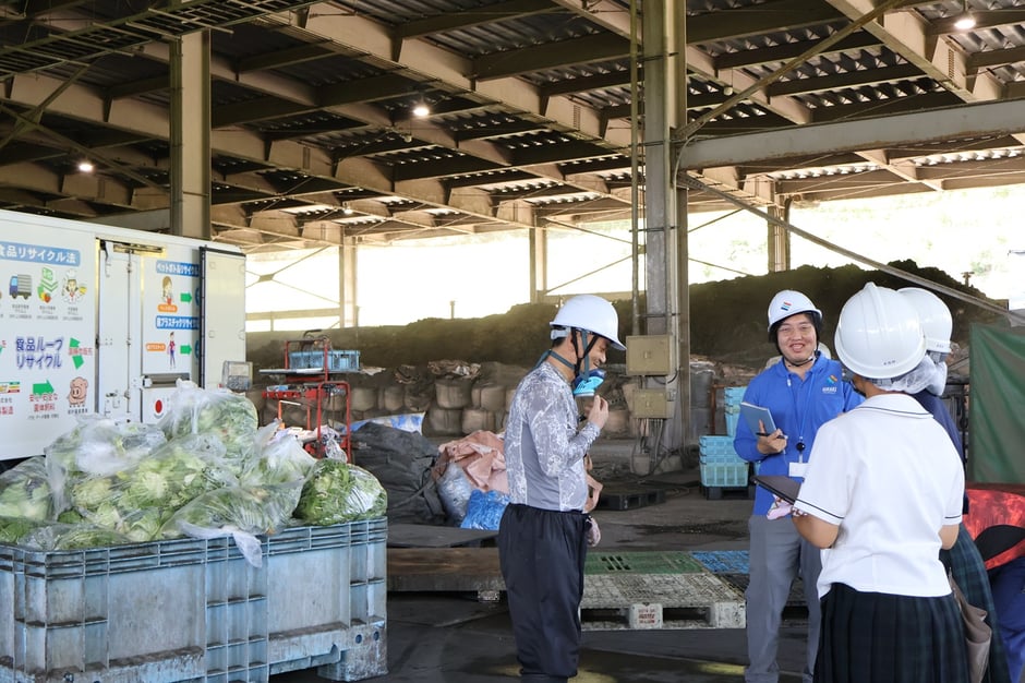 現場担当者に質問する生徒たち