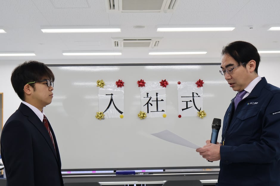 辞令を交付する髙濵社長